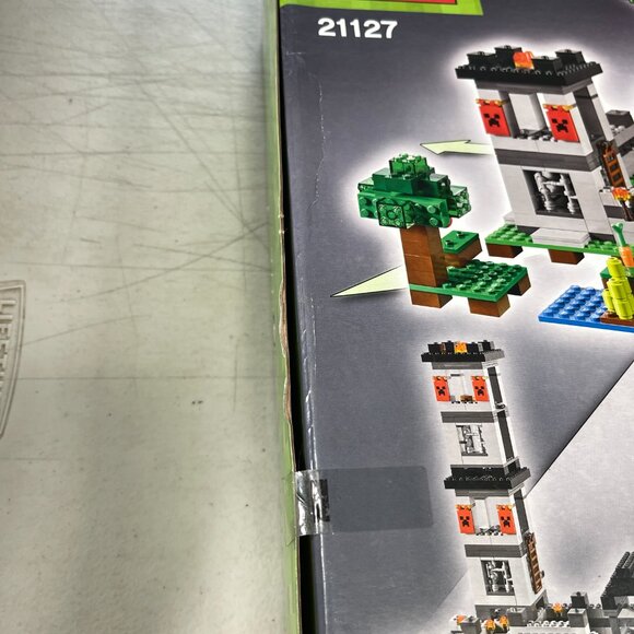 LEGO 21127 THE FORTRESS 984 PCS BRAND NEW SEALED - BOX DAMAGED - Picture 6 of 7